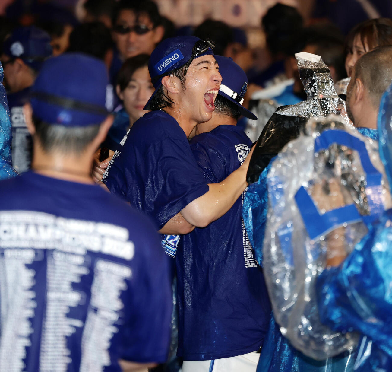CS祝勝会でナインとビールをかけあうDeNA度会隆輝（撮影・前田充）