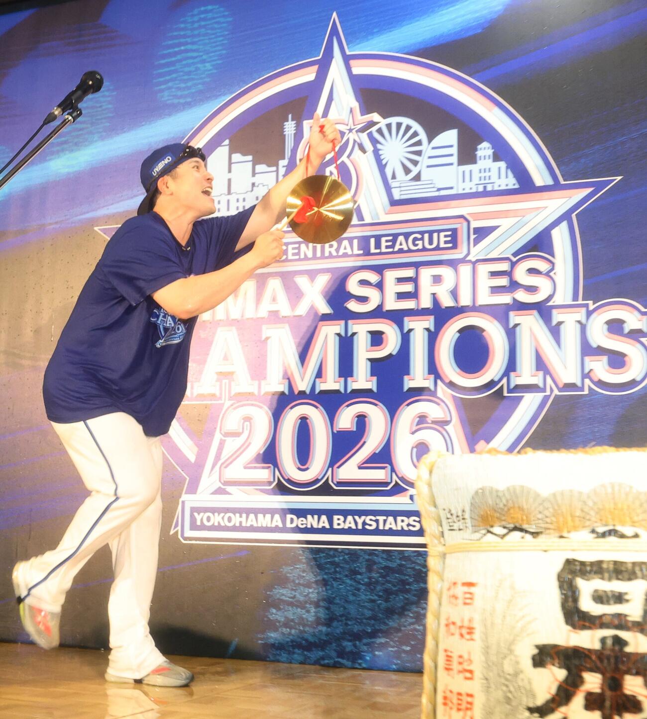 祝賀会の中締めであいさつする佐野恵太（撮影・増田悦実）