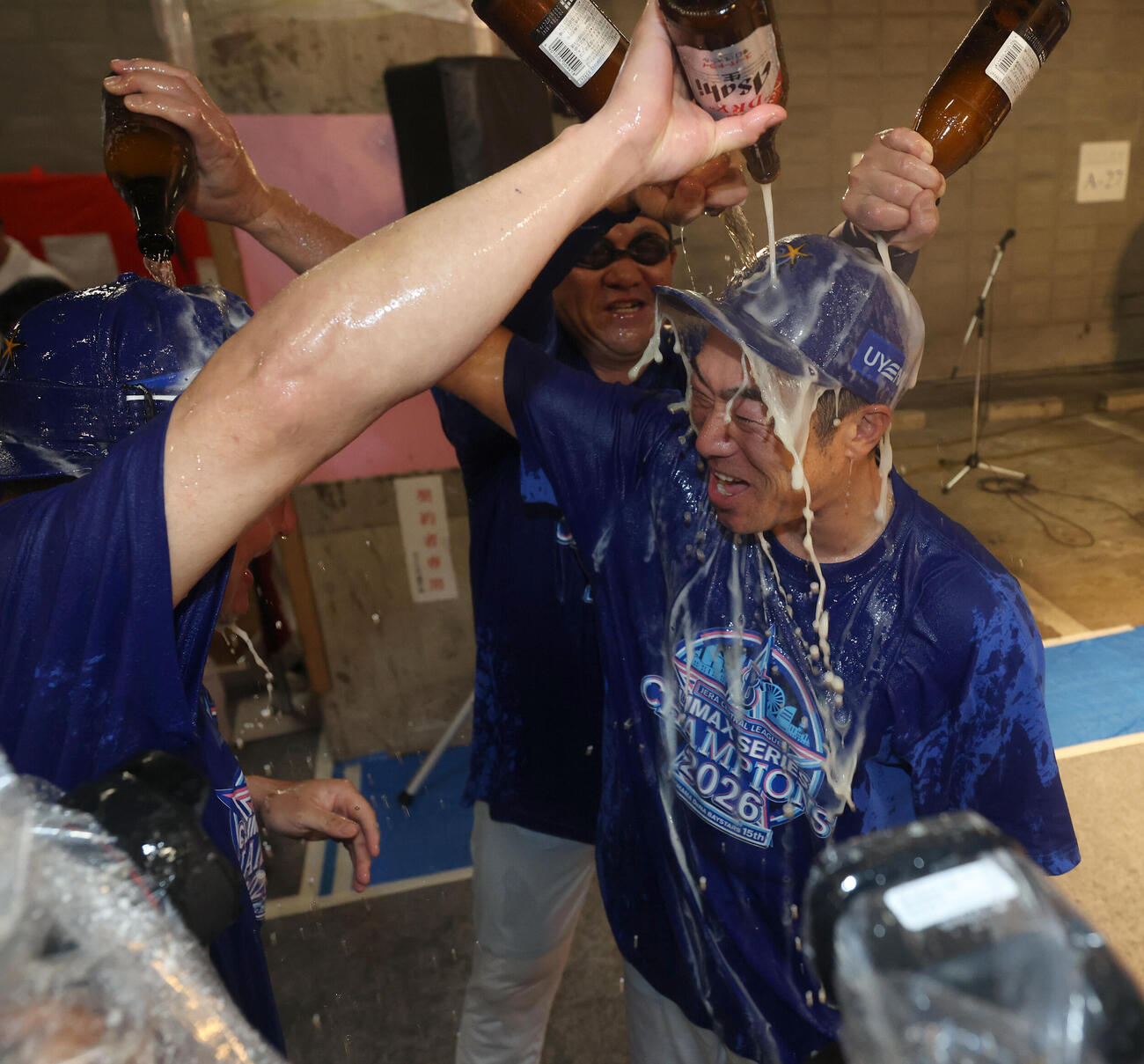 祝勝会でビールをかけ合う相川亮二監督（撮影・増田悦実）