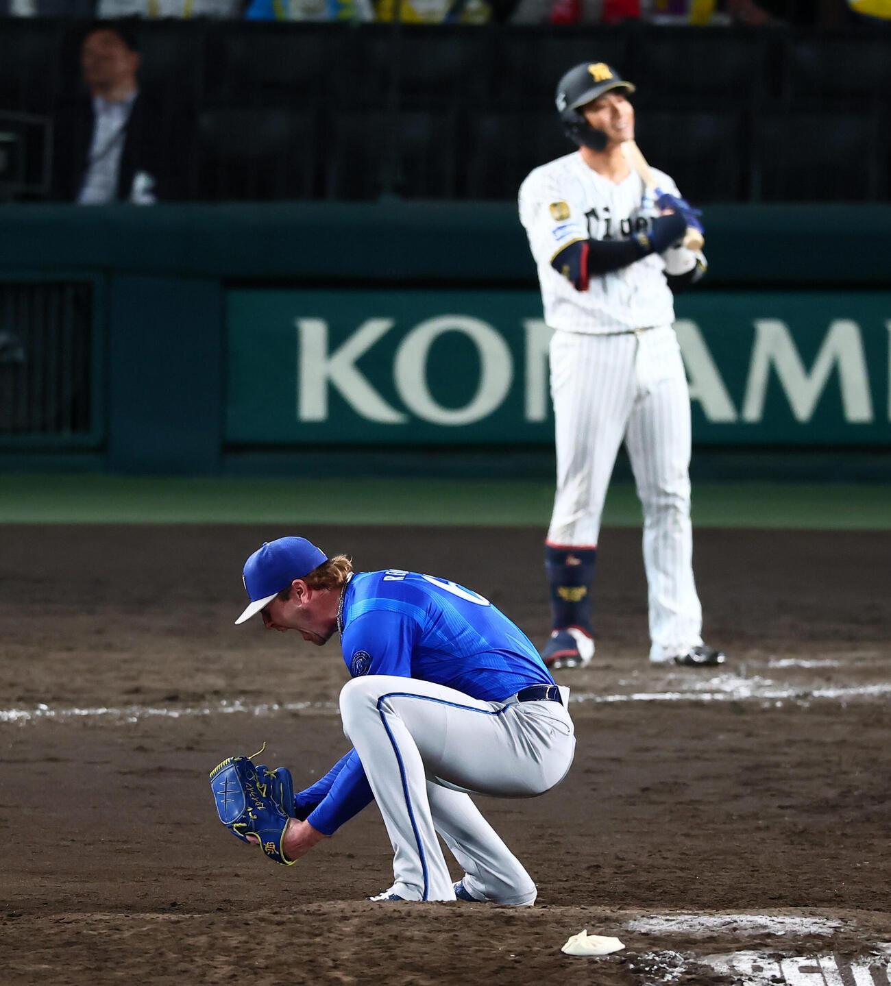 阪神対DeNA 9回裏阪神2死満塁、ショーン・レイノルズは代打木浪聖也を三振に仕留めマウンドで雄叫びをあげる（撮影・加藤哉）