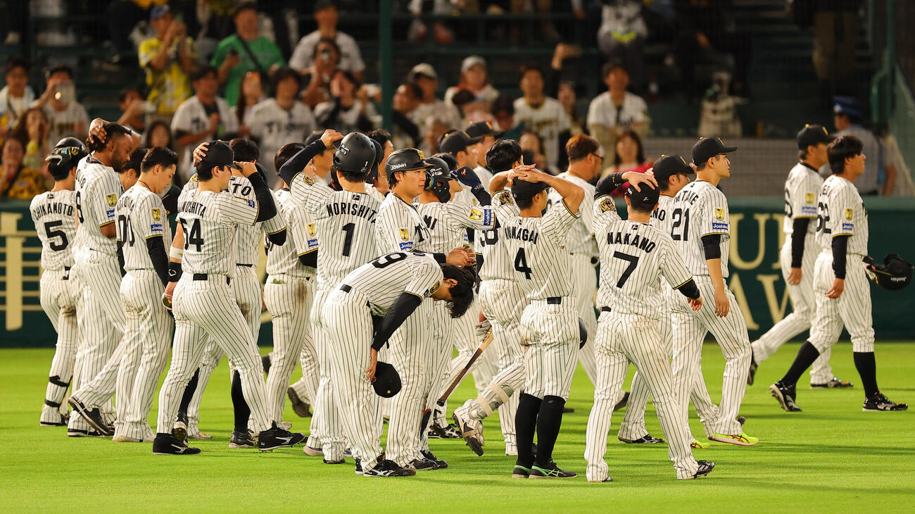 阪神対DeNA　ファンへのあいさつを終えた工藤泰成（中央）は肩を落とす（撮影・上田博志）