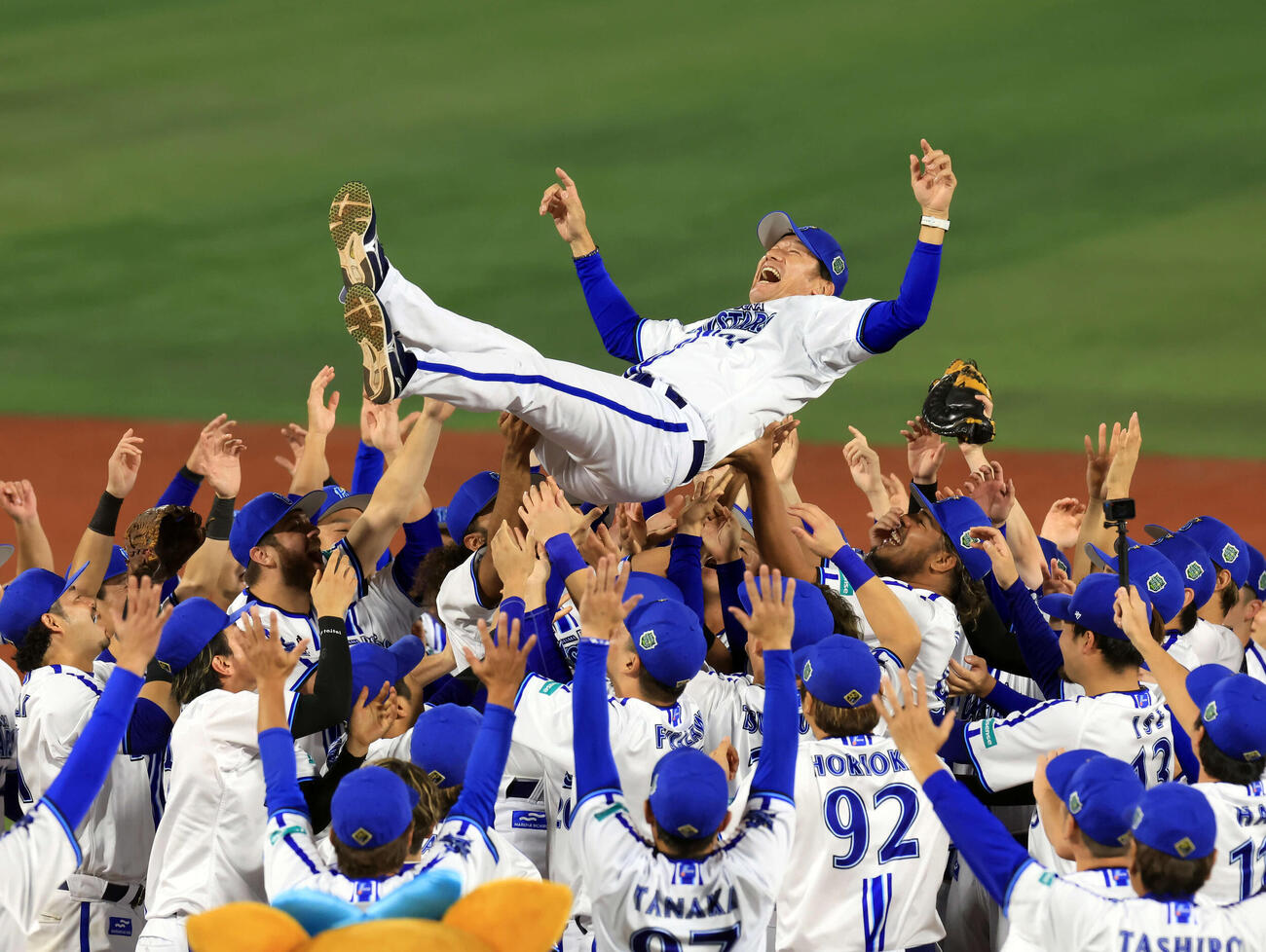 DeNA対ソフトバンク　日本一を決め胴上げされるDeNA三浦監督（2024年11月撮影）