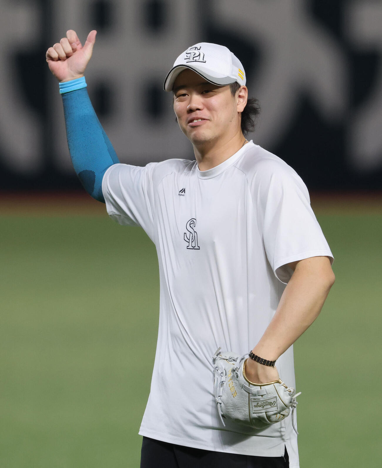 練習中、リラックスした表情を見せるソフトバンク上茶谷大河（撮影・梅根麻紀）