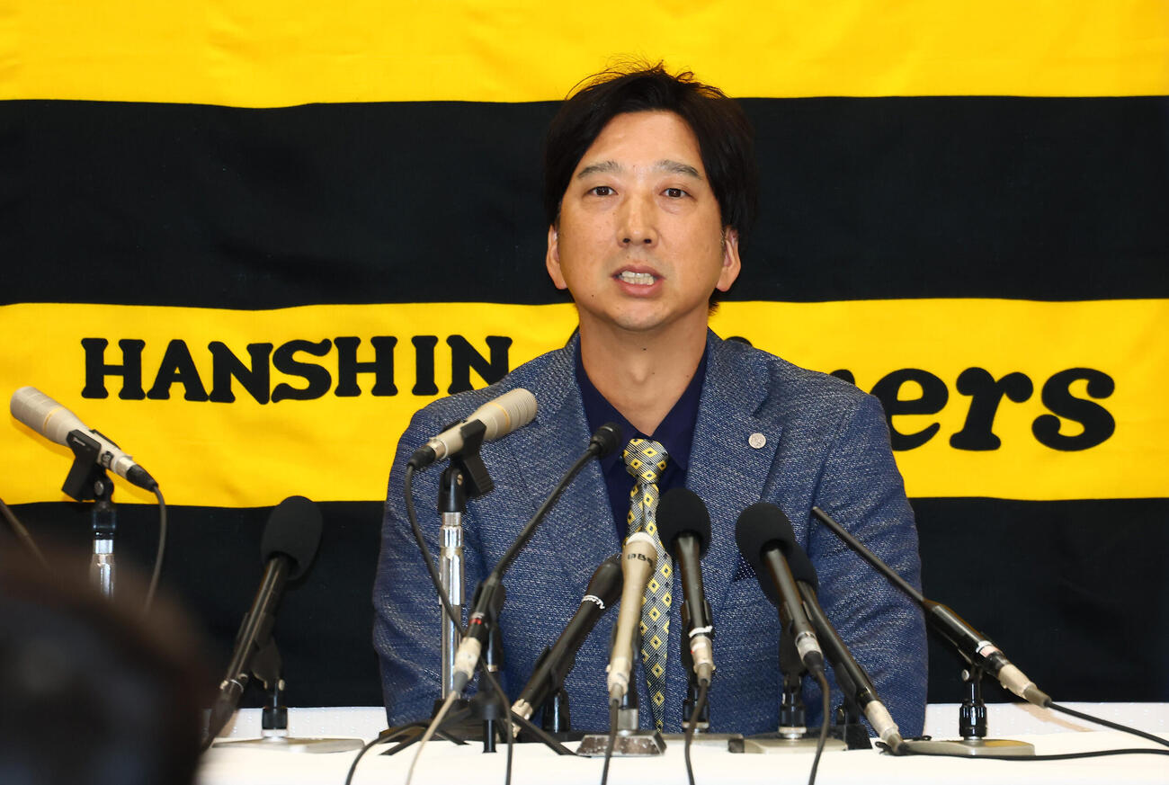 オーナーへ今シーズンの報告を行い会見する阪神藤川球児監督（撮影・加藤哉）