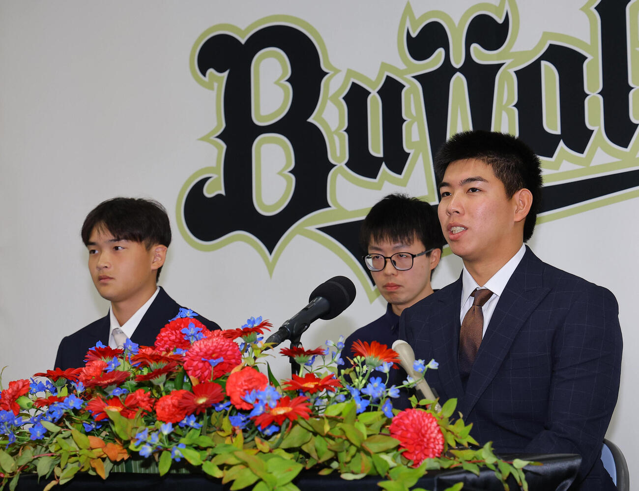 入団会見で意気込みを話すオリックス張乙安（右）と許宸緯（撮影・上田博志）