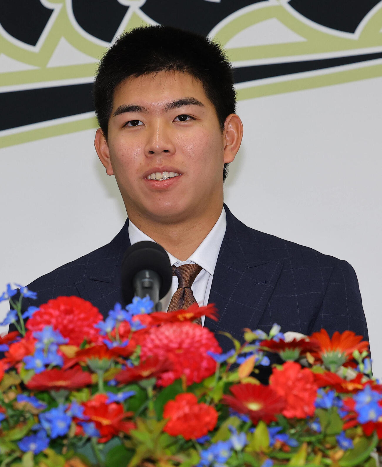 入団会見で意気込みを話すオリックス張乙安（撮影・上田博志）