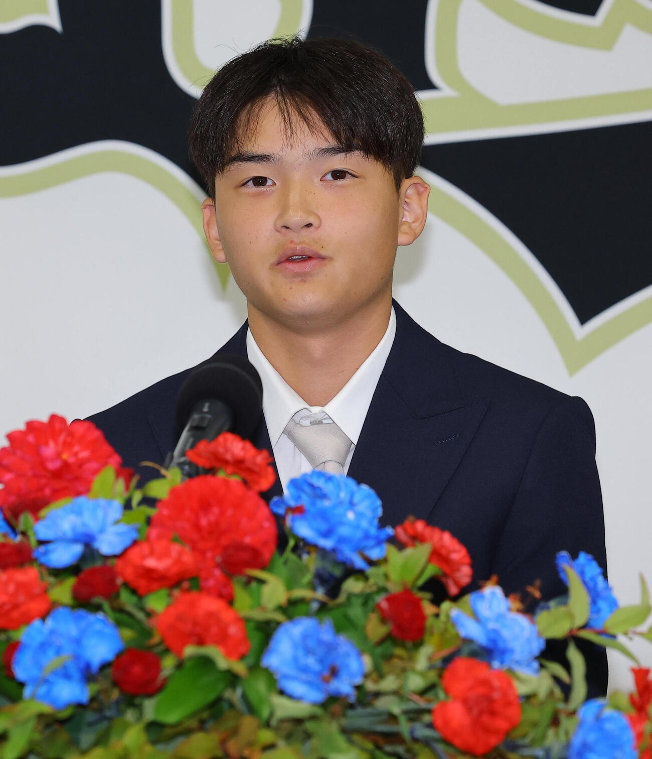 入団会見で意気込みを話す許宸緯（撮影・上田博志）