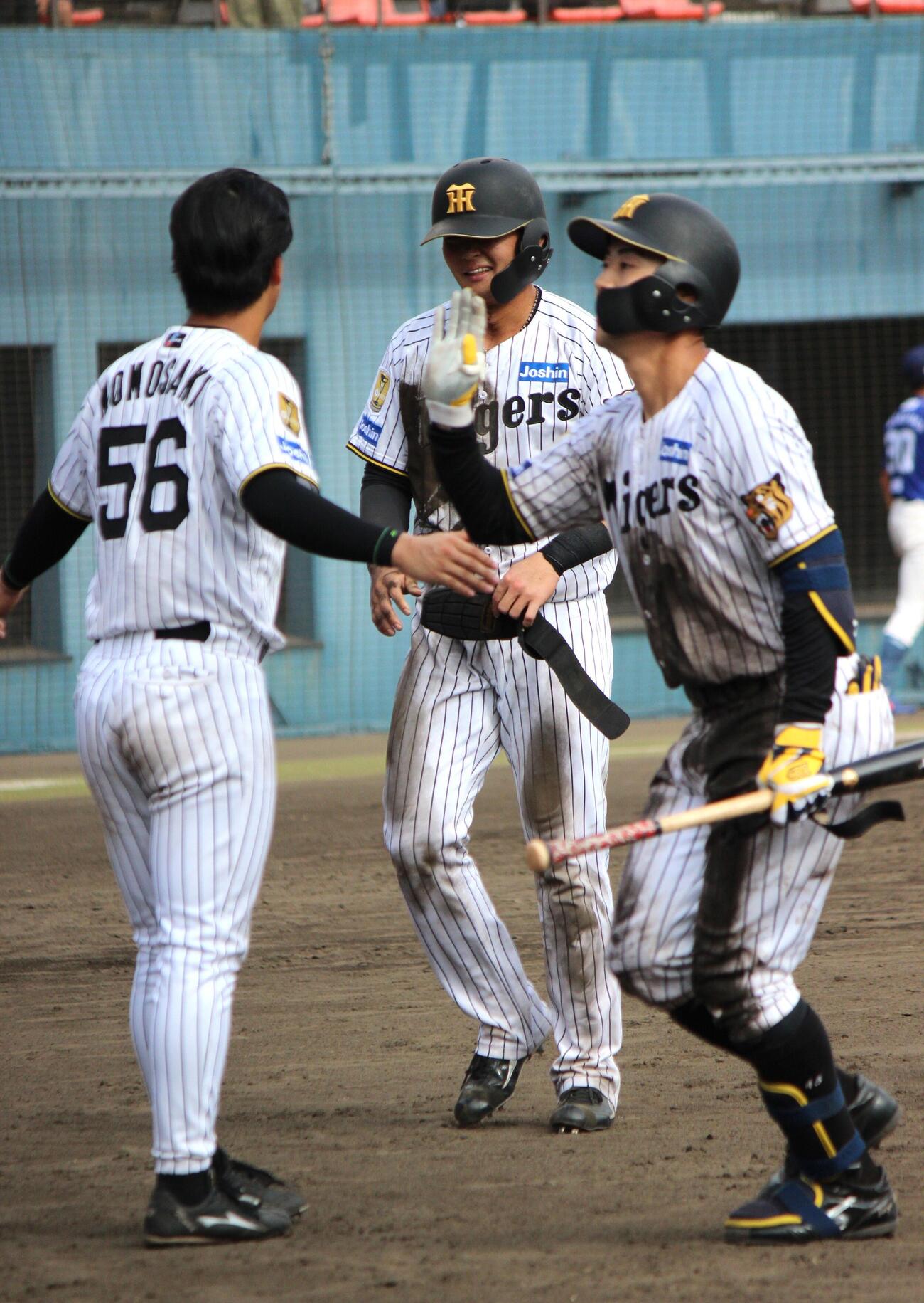 フェニックスリーグ四国IL選抜戦でサヨナラの生還を果たし出迎えられる阪神町田（中央）