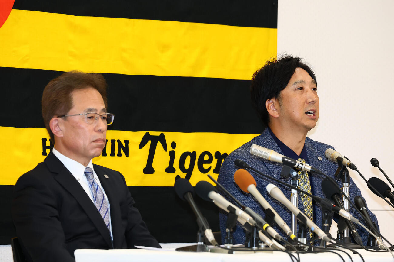 オーナーへ今シーズンの報告を行い粟井一夫球団社長（左）とともに会見する阪神藤川球児監督（撮影・加藤哉）