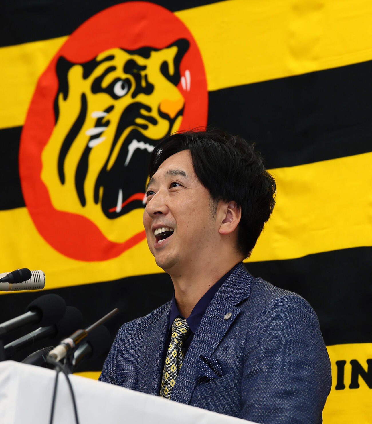 オーナーへ今シーズンの報告を行い明るい表情を見せて記者会見する阪神藤川球児監督（撮影・加藤哉）