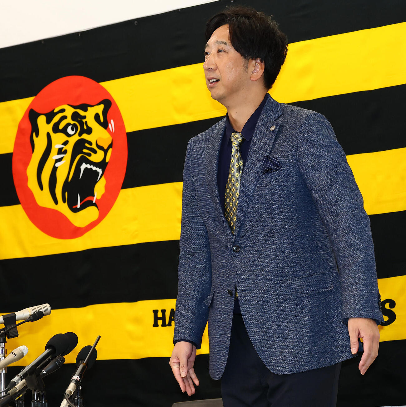 オーナーへ今シーズンの報告を行い記者会見の場に着席する阪神藤川球児監督（撮影・加藤哉）