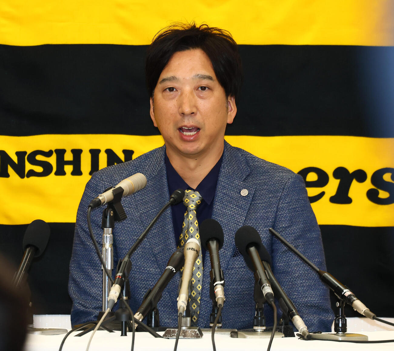 オーナーへ今シーズンの報告を行い記者会見する阪神藤川球児監督（撮影・加藤哉）