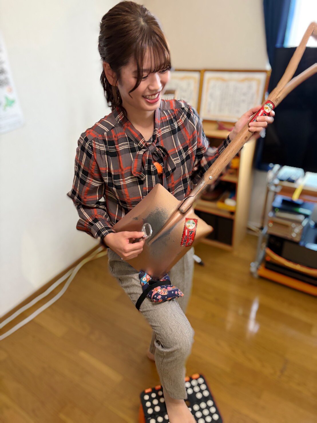 スコップ三味線に挑戦した滝谷美夢