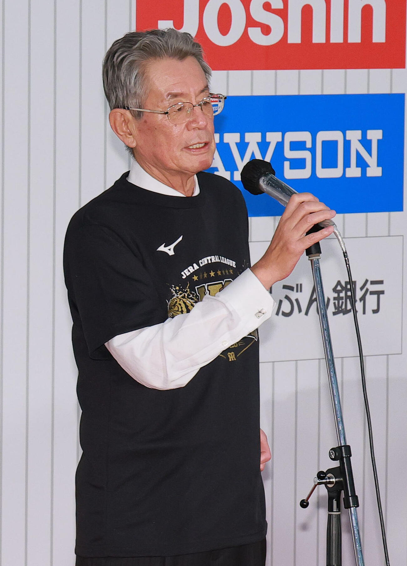 3日、祝勝会であいさつする阪神秦雅夫オーナー
