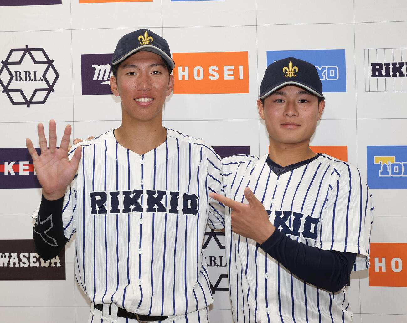 立大対早大　打率5割の越後駿祐（左）を祝福する立大・斎藤蓉（撮影・柴田隆二）