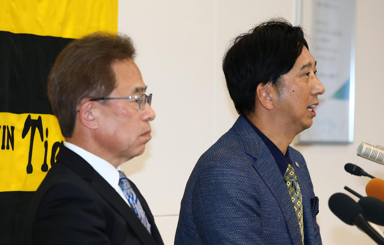 オーナーへ今シーズンの報告を行い粟井一夫球団社長（左）とともに会見する阪神藤川球児監督（撮影・加藤哉）