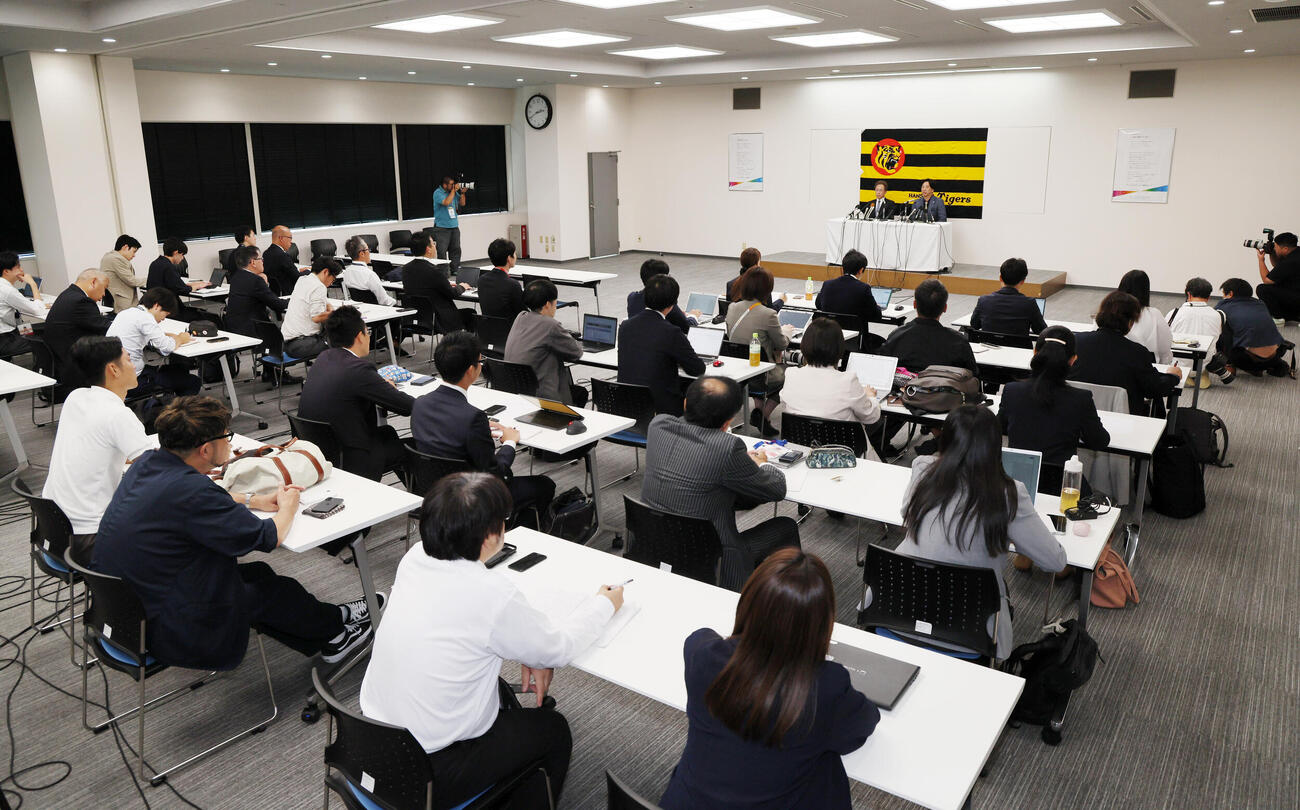 オーナーへ今シーズンの報告を行い記者会見する粟井一夫球団社長（左）と阪神藤川球児監督（撮影・加藤哉）
