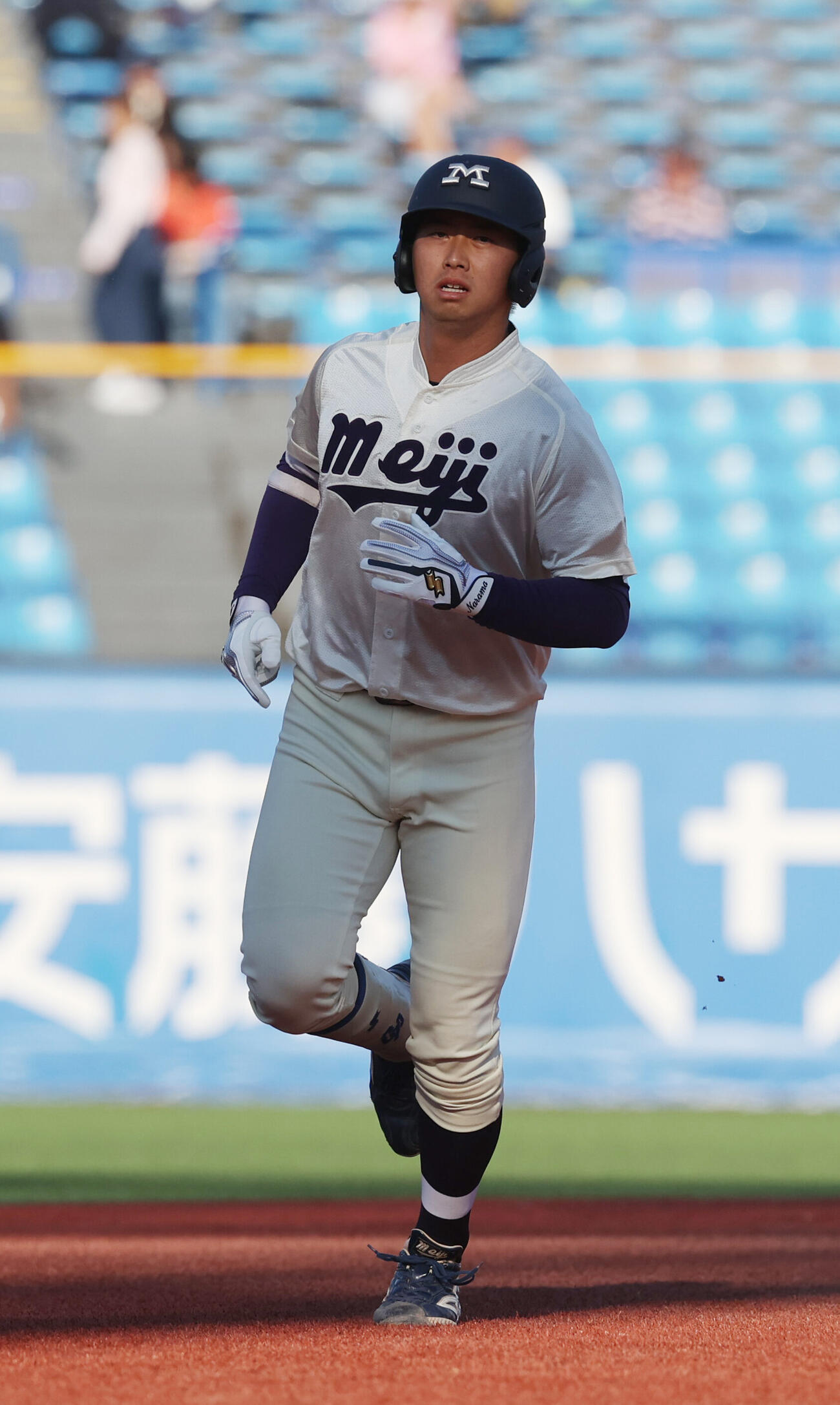 明大対慶大　2回表明大1死一塁、光弘帆高は本塁打を放ち生還する（撮影・柴田隆二）