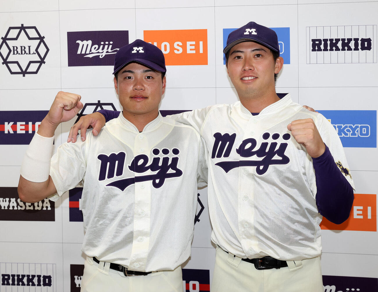 明大対慶大　勝利した明大・田上夏衣（左）と光弘帆高はガッツポーズする（撮影・柴田隆二）