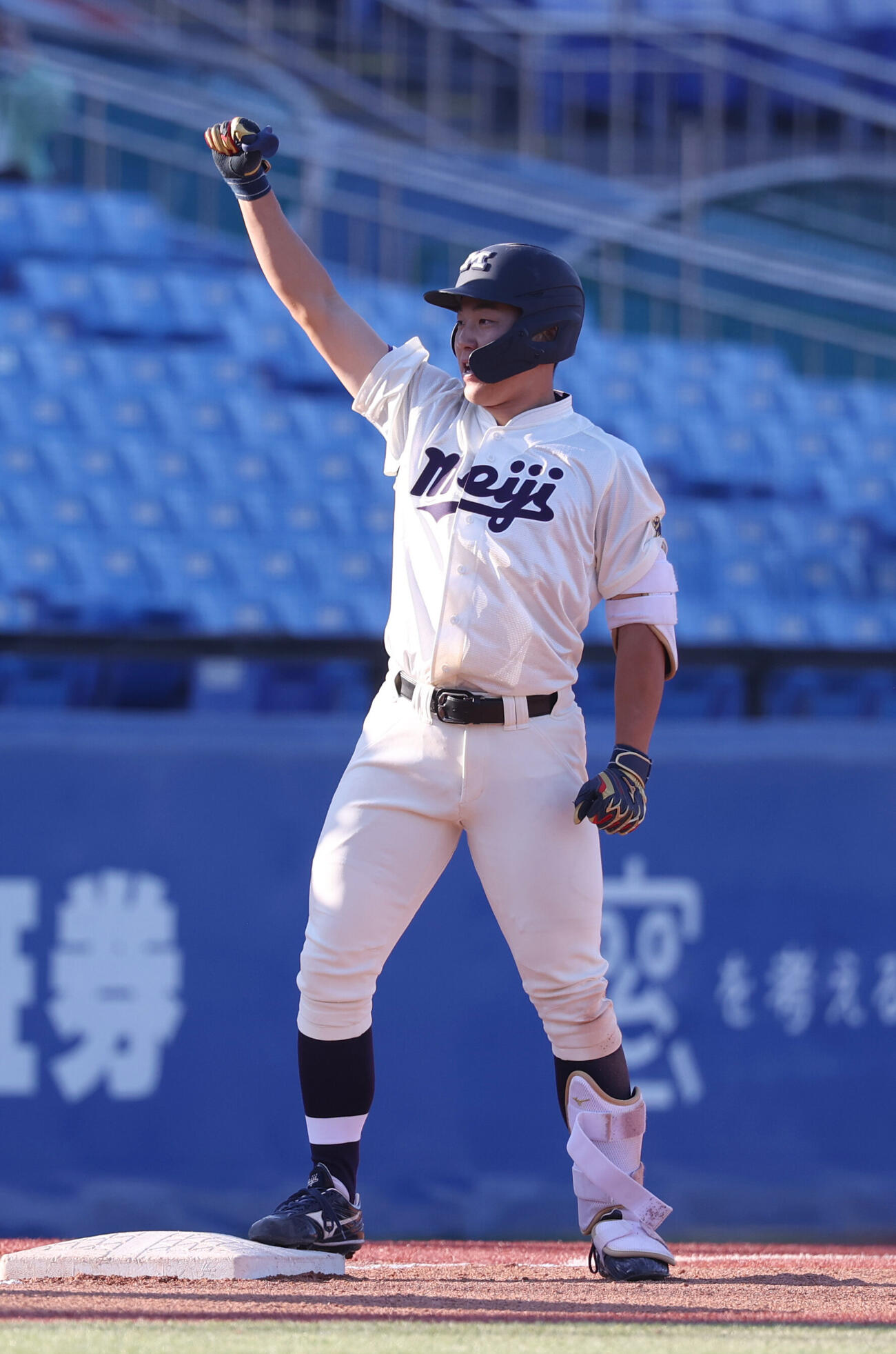 明大対慶大　4回表明大2死二塁、若狭遼之助は適時三塁打を放ちガッツポーズする（撮影・柴田隆二）