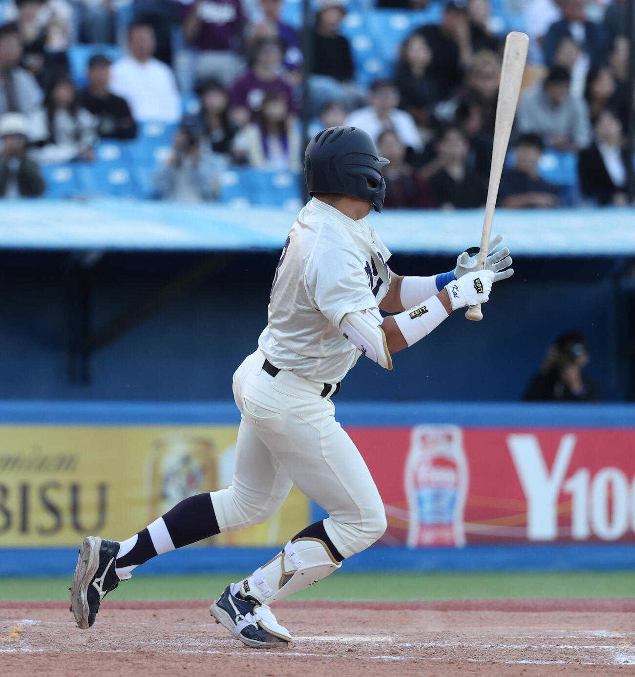 明大対慶大　7回表明大無死一、二塁、田上夏衣は適時打を放つ（撮影・柴田隆二）