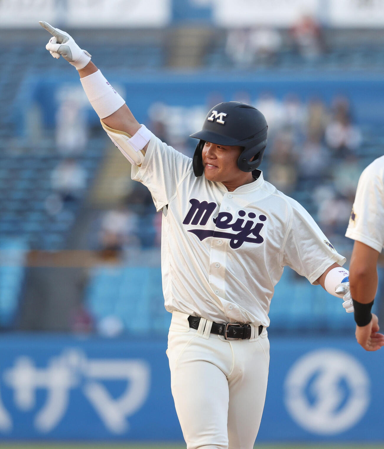 明大対慶大　7回表明大無死一、二塁、田上夏衣は適時打を放ちガッツポーズする（撮影・柴田隆二）