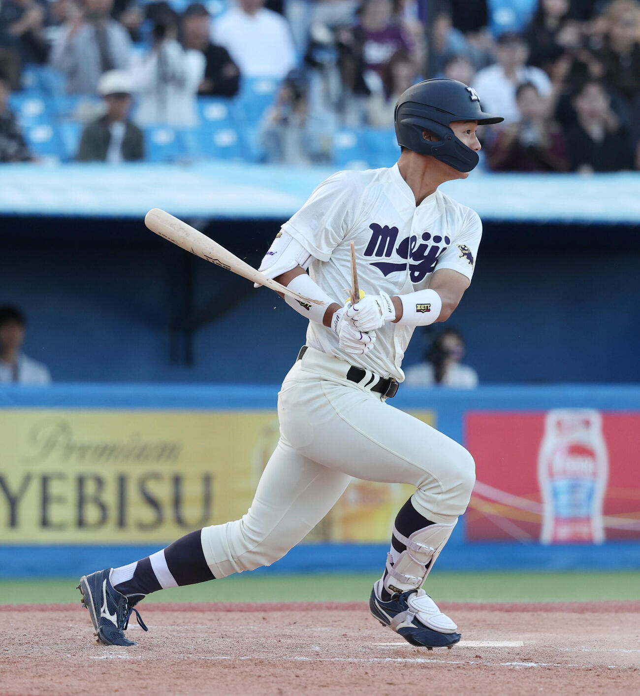明大対慶大　7回表明大1死一、三塁、光弘帆高は犠飛を放つ（撮影・柴田隆二）