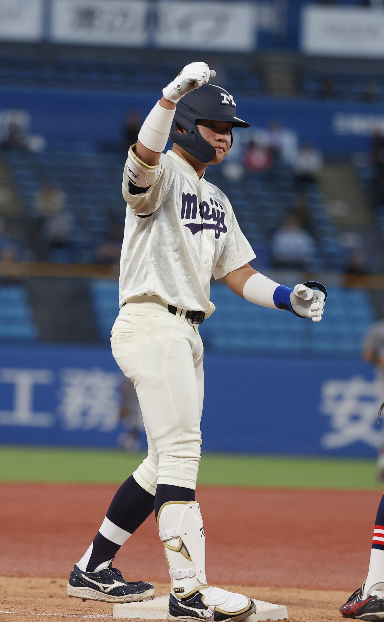 明大対慶大　9回表明大無死、田上夏衣は三塁打を放ちガッツポーズする（撮影・柴田隆二）