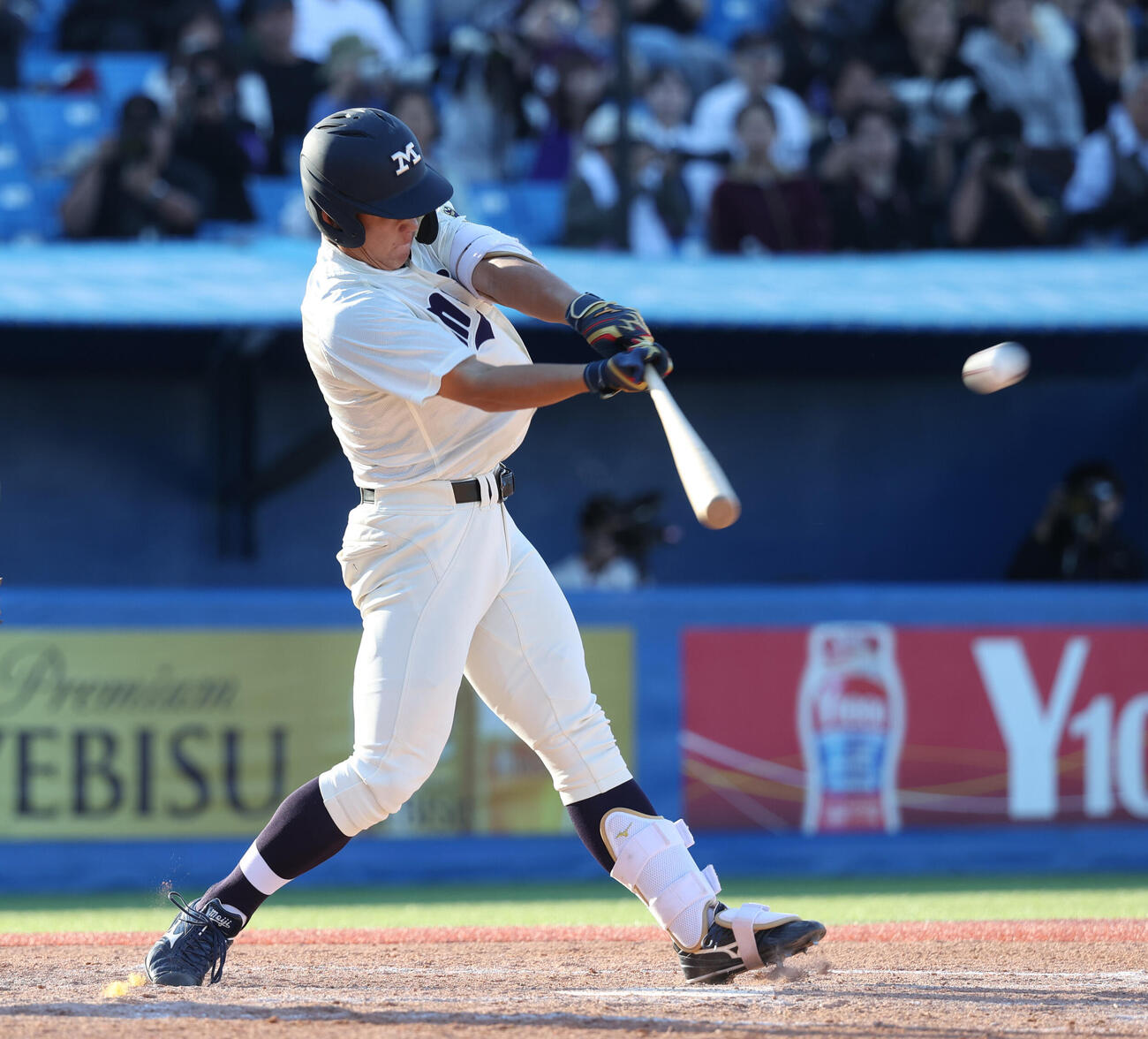 明大対慶大　4回表明大2死二塁、若狭遼之助は適時三塁打を放つ（撮影・柴田隆二）