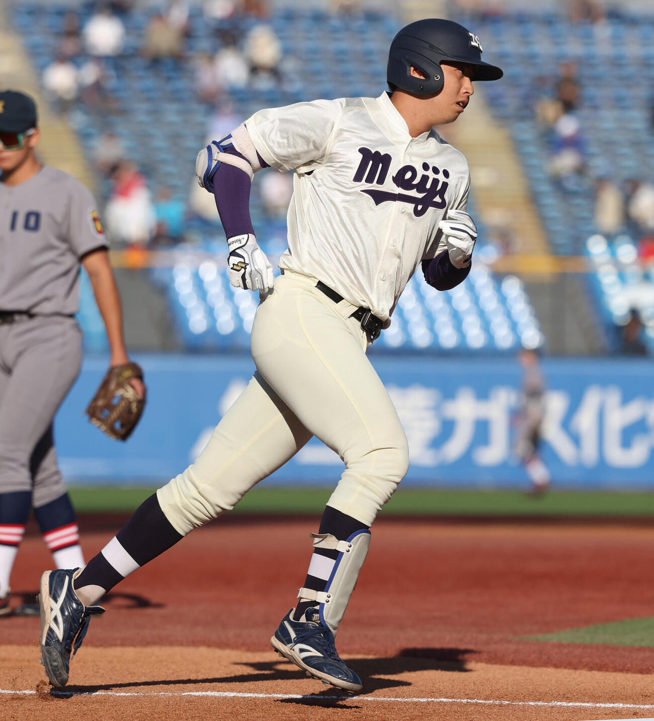 明大対慶大　2回表明大1死一塁、光弘帆高は本塁打を放ち生還する（撮影・柴田隆二）