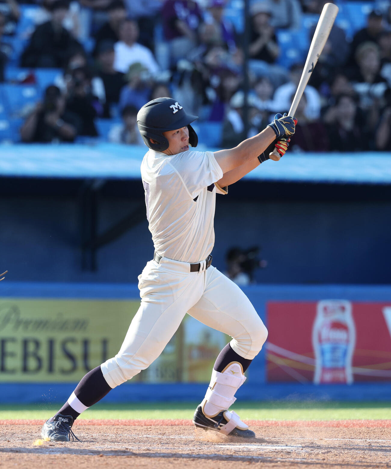 明大対慶大　4回表明大2死二塁、若狭遼之助は適時三塁打を放つ（撮影・柴田隆二）