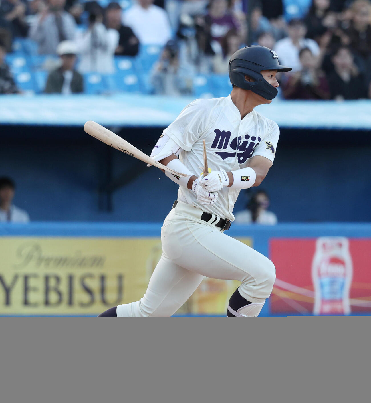 明大対慶大　7回表明大1死一、三塁、光弘帆高は犠飛を放つ（撮影・柴田隆二）