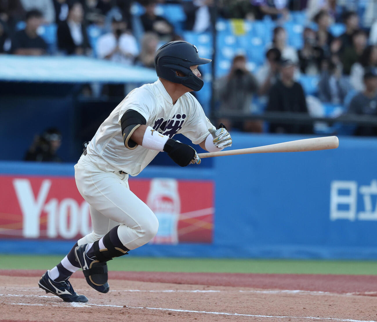 明大対慶大　7回表明大無死一、二塁、榊原七斗は中前安打を放つ（撮影・柴田隆二）