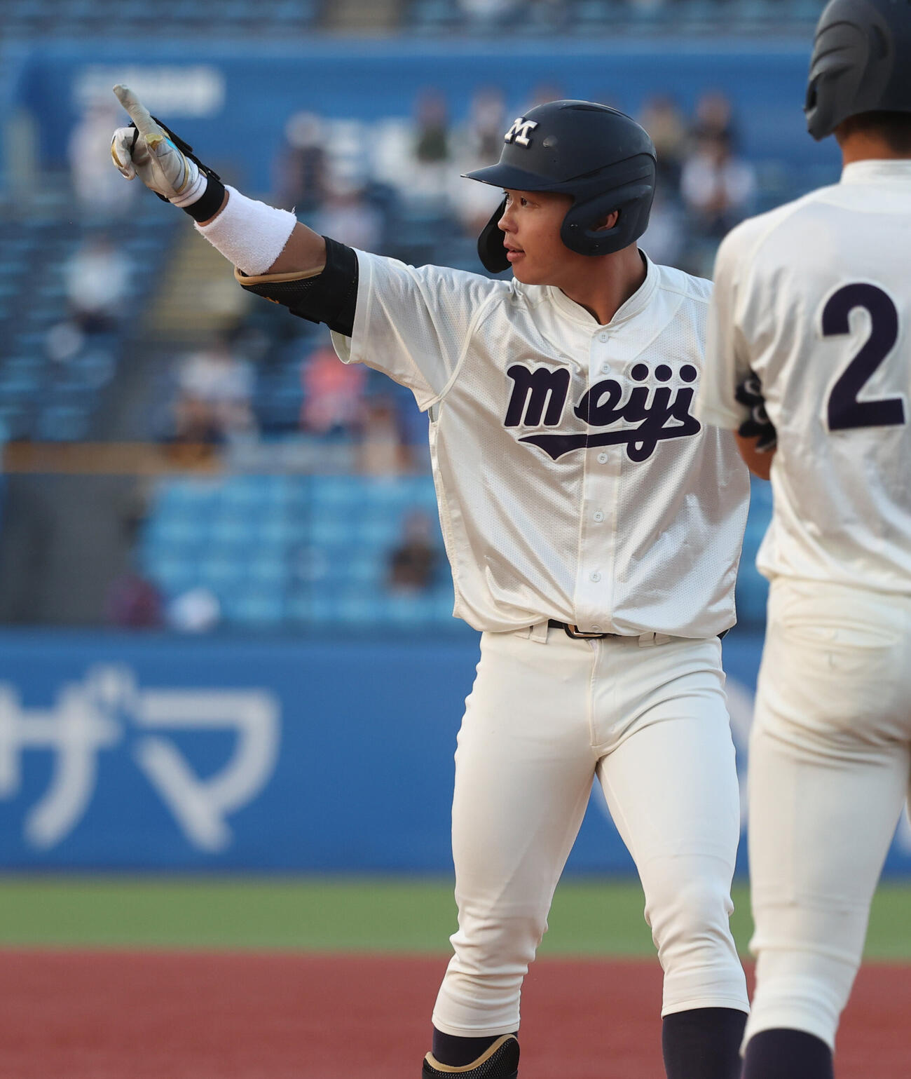 明大対慶大　7回表明大無死一、二塁、榊原七斗は中前安打を放ちガッツポーズする（撮影・柴田隆二）