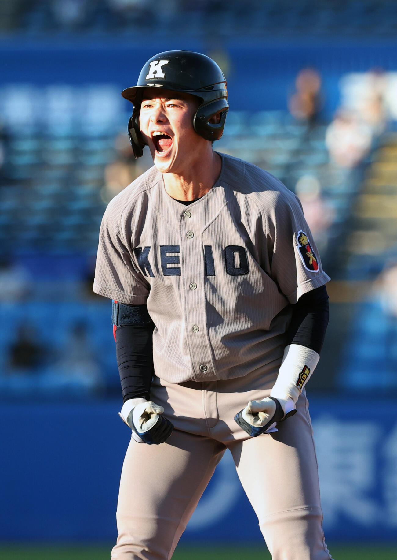 明大対慶大　5回裏慶大2死一、二塁、丸田湊斗は適時打を放ち雄たけびを上げる（撮影・柴田隆二）