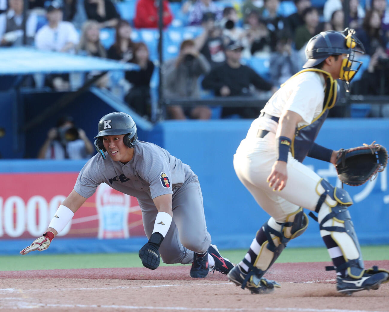 明大対慶大　5回裏慶大2死一、二塁、丸田湊斗の適時打で二塁走者吉野太陽が生還する。明大・福原聖矢捕手（撮影・柴田隆二）