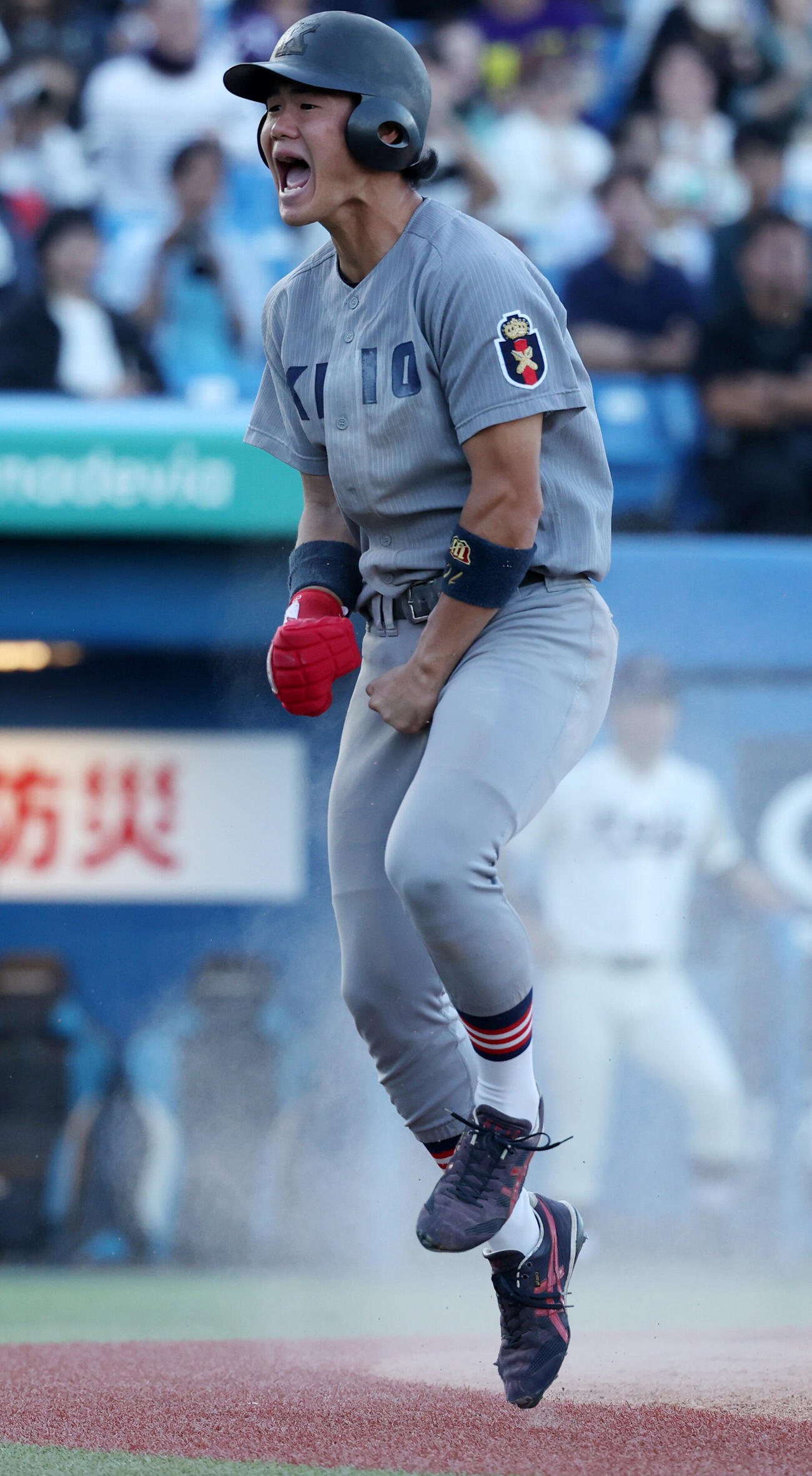明大対慶大　6回裏慶大1死一、三塁、林純司の犠飛で三塁走者今津慶介が生還しガッツポーズする（撮影・柴田隆二）