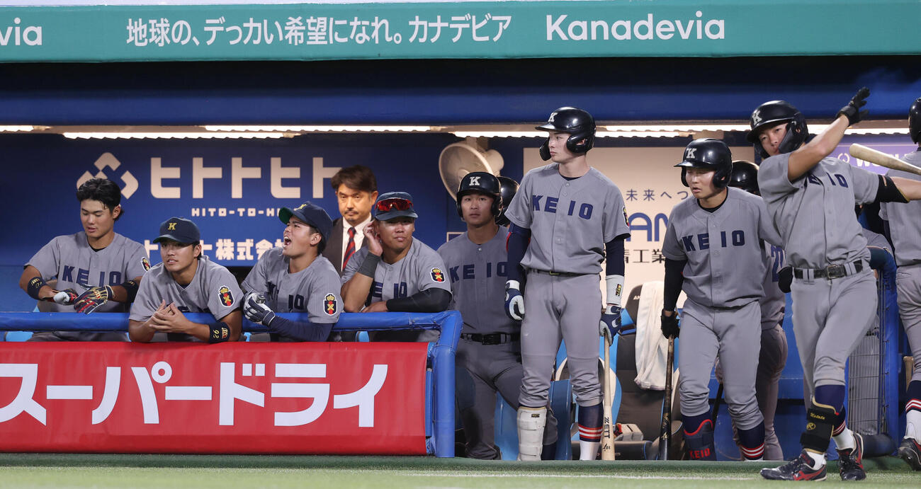 明大対慶大　最後の攻撃を見つめる慶大ナイン（撮影・柴田隆二）
