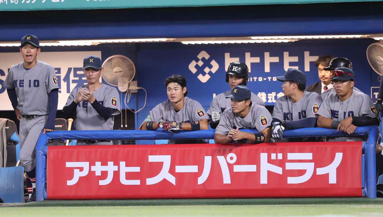 明大対慶大　最後の攻撃を見つめる慶大ナイン（撮影・柴田隆二）