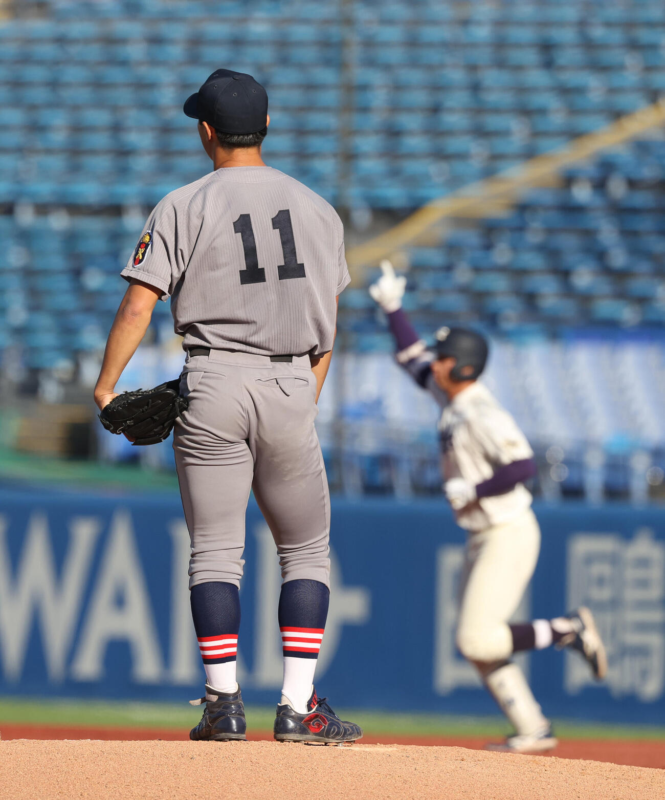明大対慶大　2回表明大1死一塁、光弘帆高に本塁打を浴びた慶大・広池浩成（撮影・柴田隆二）