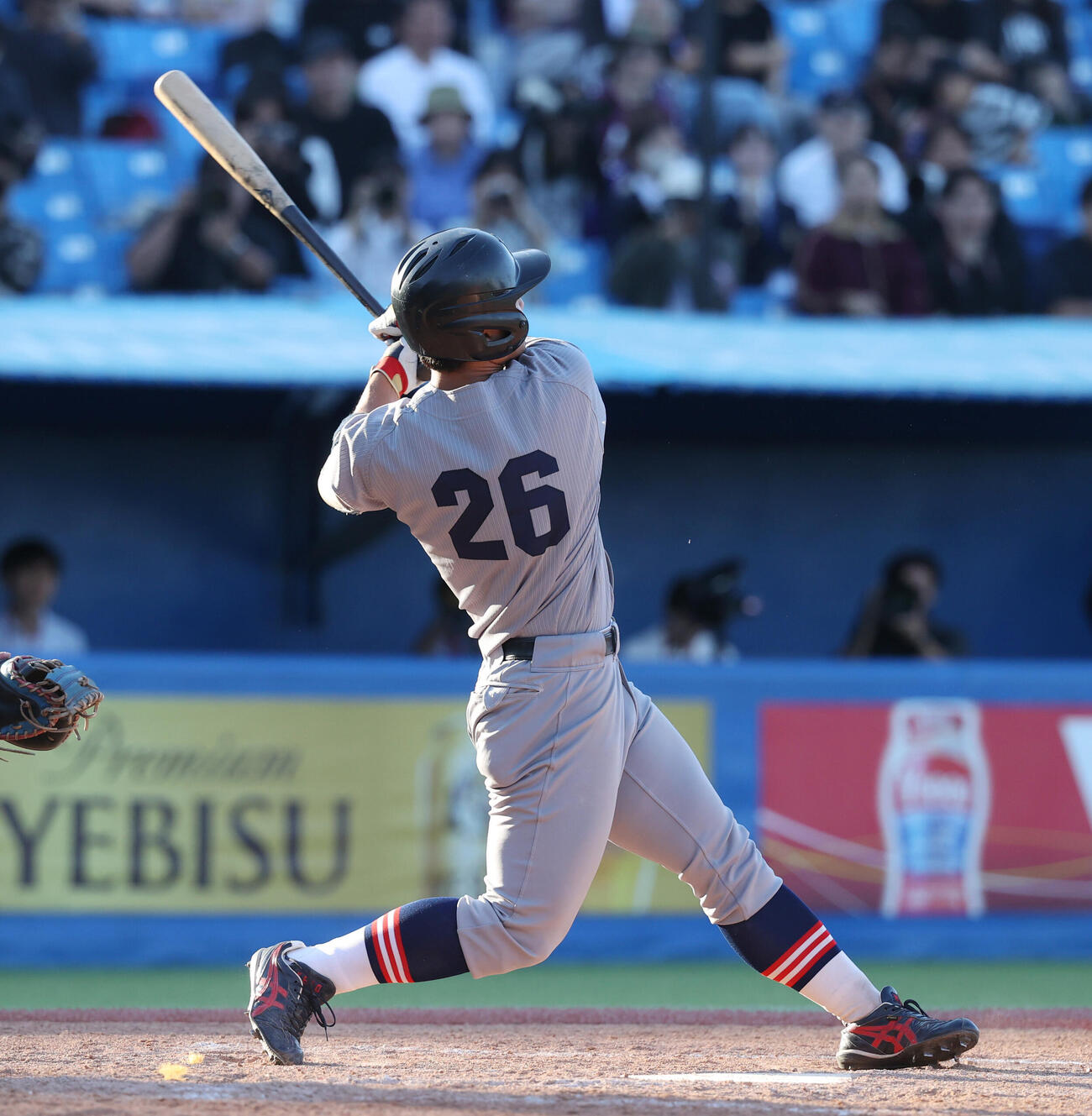 明大対慶大　5回裏慶大無死、一宮知樹は本塁打を放つ（撮影・柴田隆二）