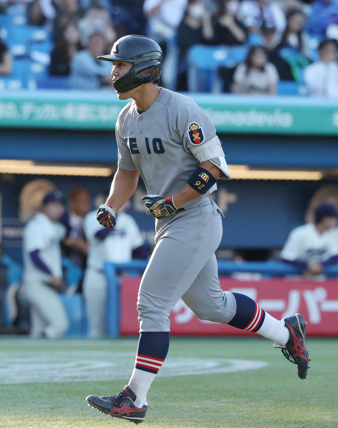 明大対慶大　5回裏慶大無死、一宮知樹は本塁打を放ち生還する（撮影・柴田隆二）
