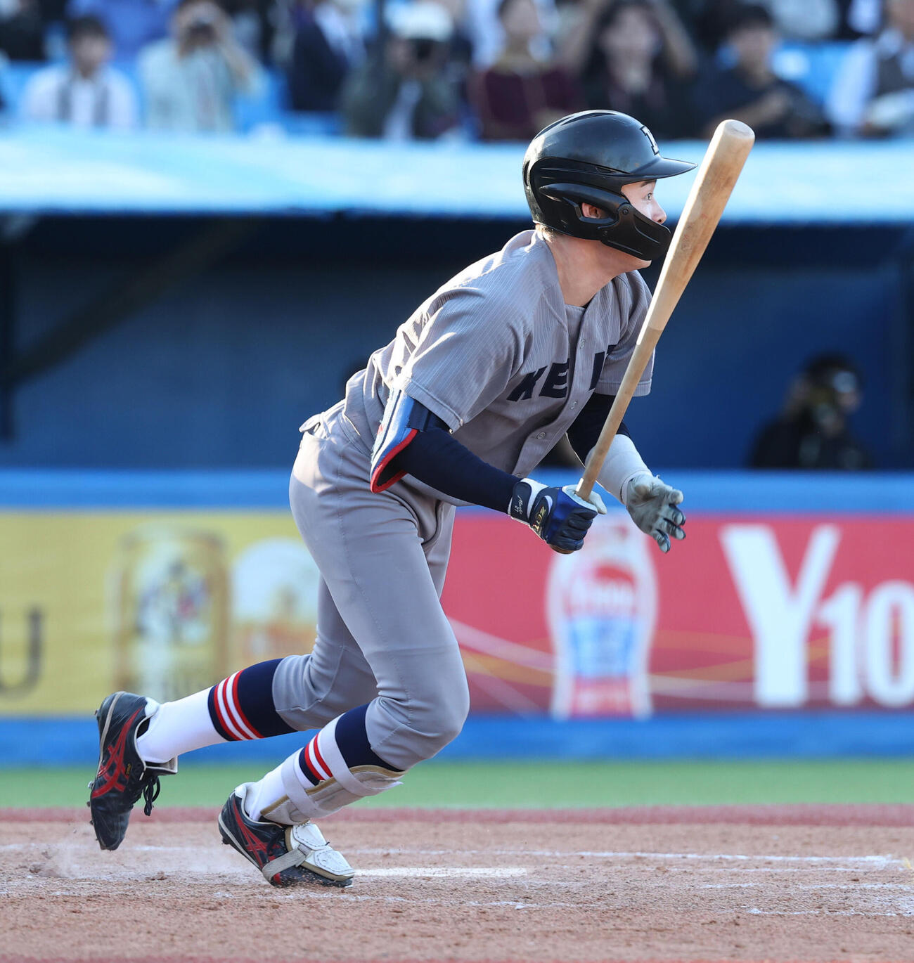 明大対慶大　5回裏慶大2死一、二塁、丸田湊斗は適時打を放つ（撮影・柴田隆二）