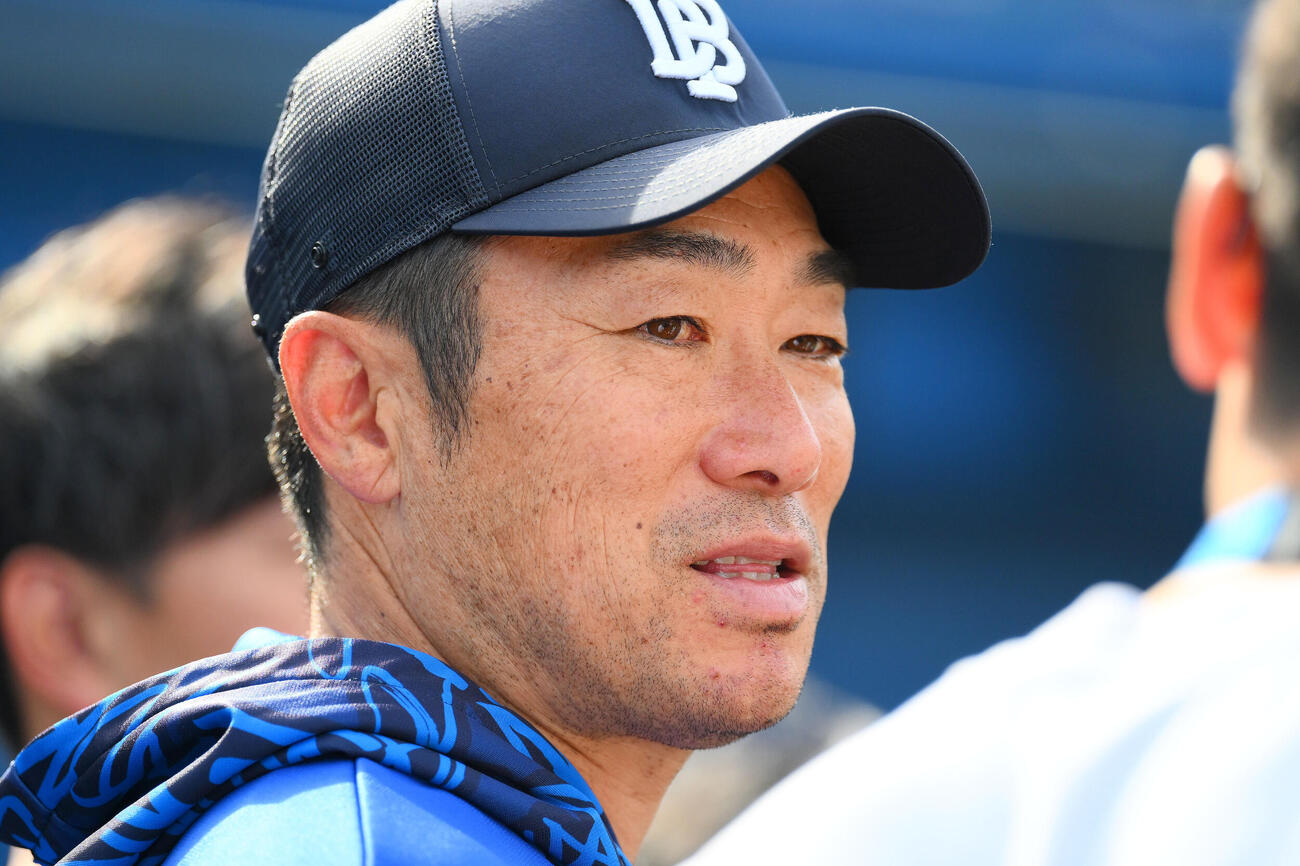 取材に応じるDeNA相川亮二監督（撮影・滝沢徹郎）