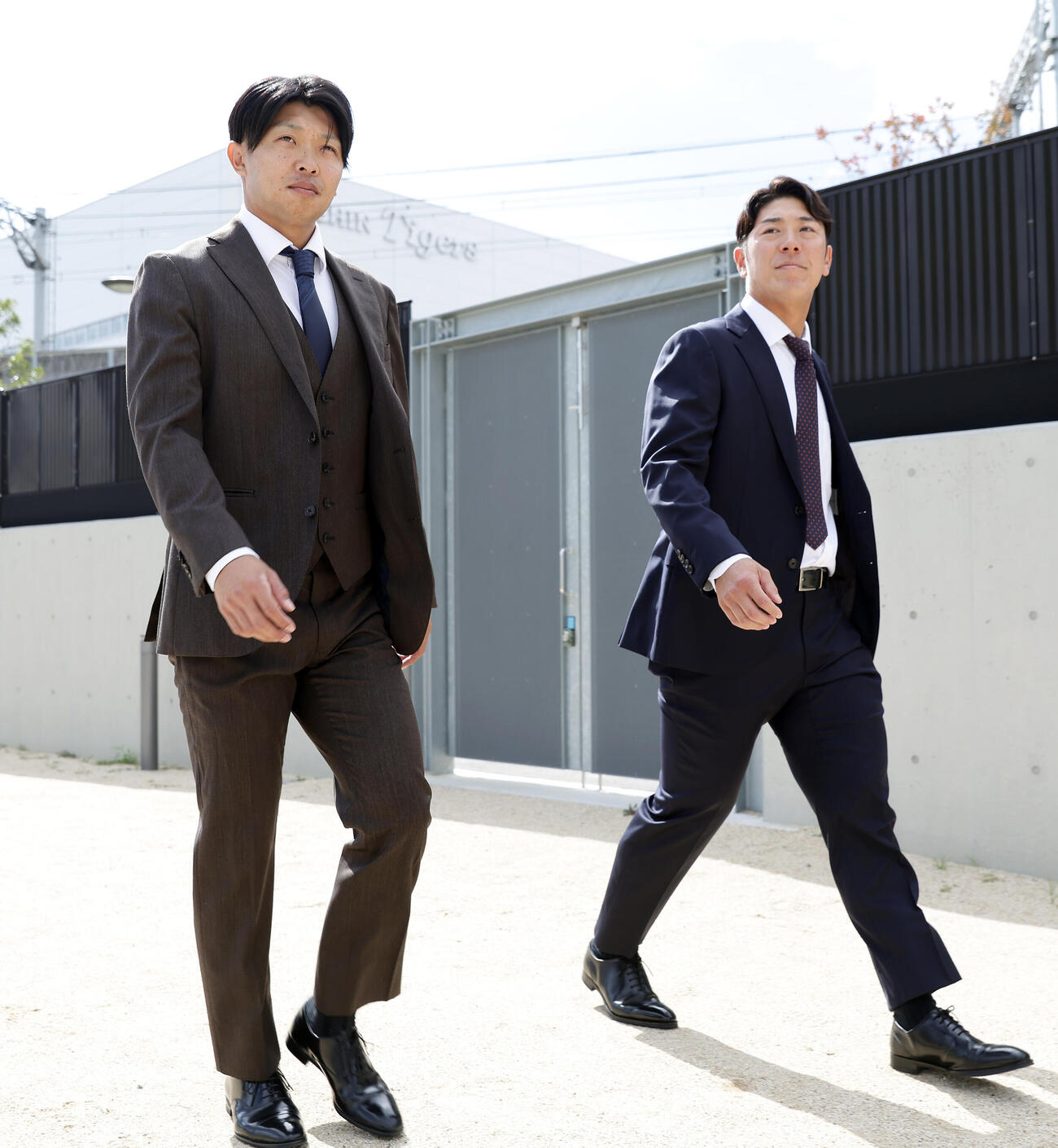戦力外通告を受けグラウンドへあいさつに向かう阪神島田海吏（左）と豊田寛（撮影・前田充）