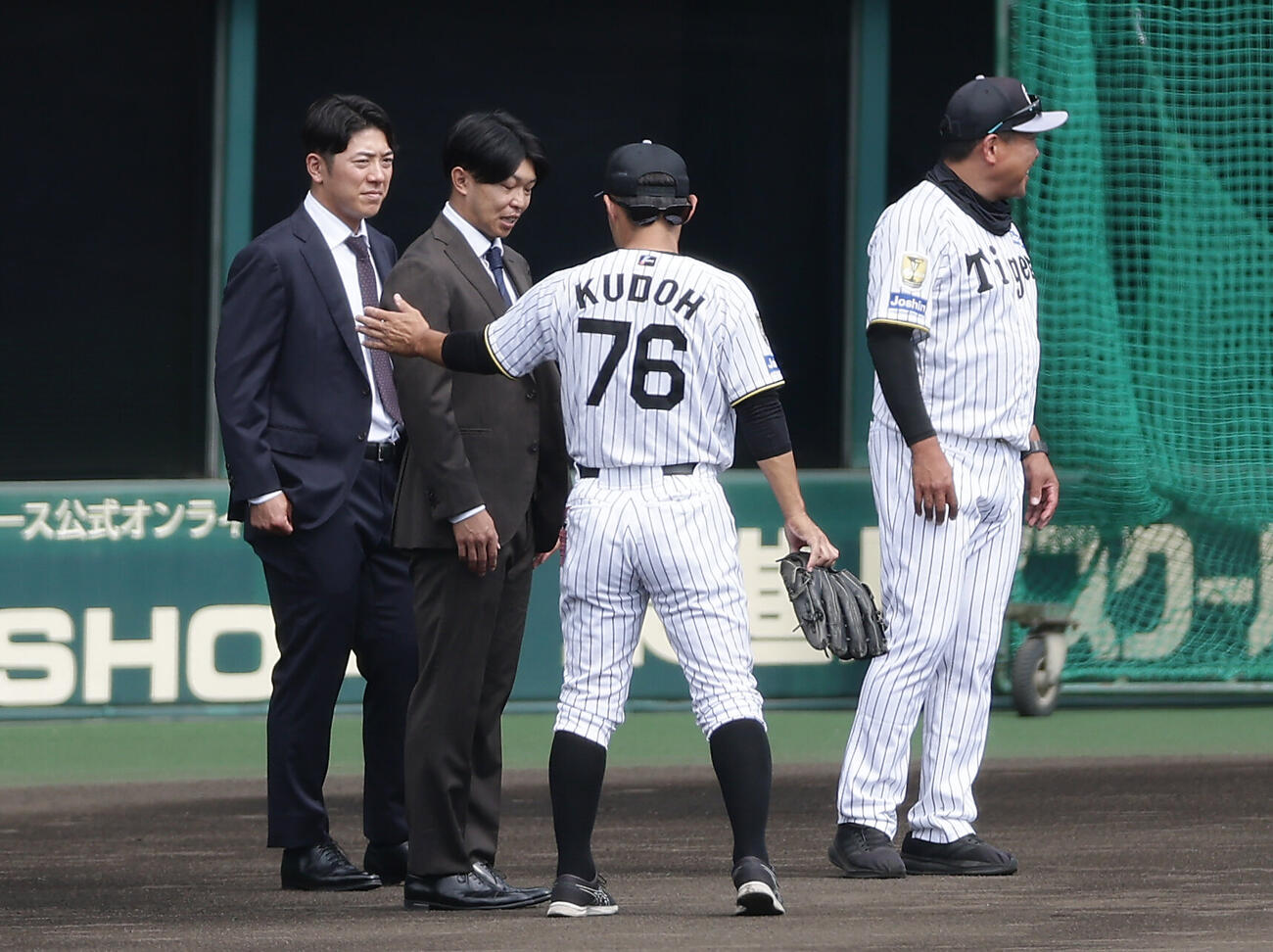 戦力外通告を受け、工藤隆人2軍コーチらにあいさつする阪神島田海吏（左から2人目）と豊田寛（左端）（撮影・前田充）