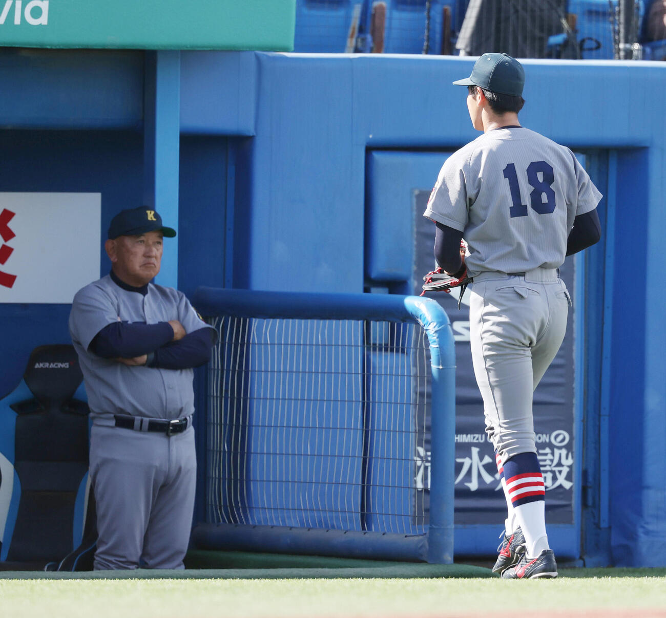 慶大対明大　1回裏明大2死二塁、打者福原聖矢の時、突然降板する慶大・渡辺和大。左は慶大・堀井哲也監督（撮影・柴田隆二）