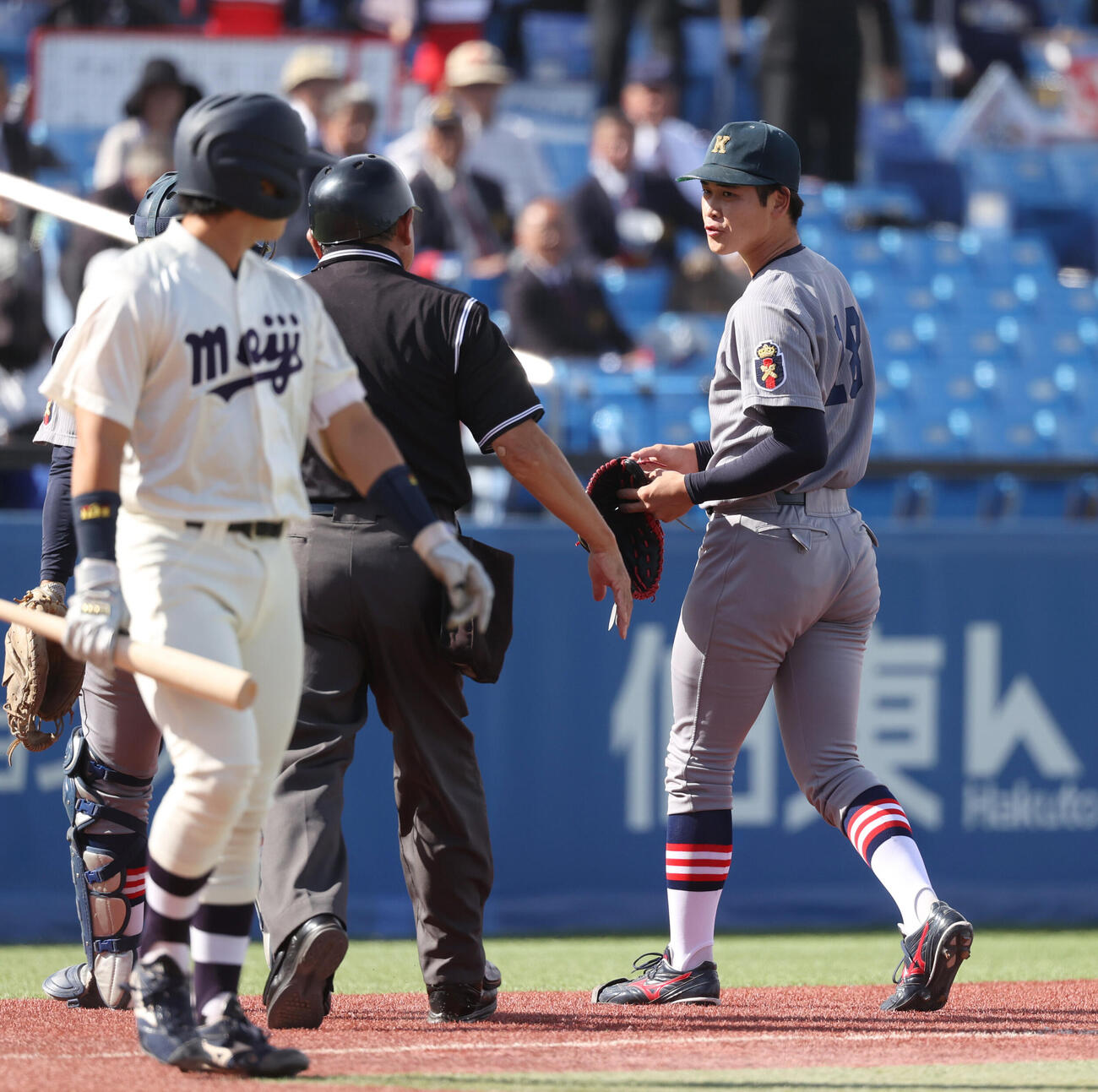 慶大対明大　1回裏明大2死二塁、打者福原聖矢の時、突然降板する慶大・渡辺和大（撮影・柴田隆二）