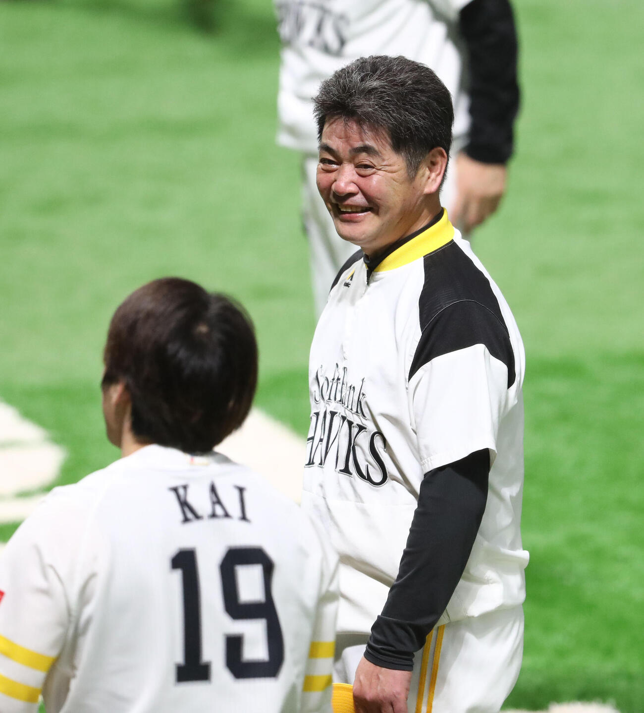 甲斐拓也に話しかけるソフトバンク監督時代の工藤公康氏（2020年撮影）