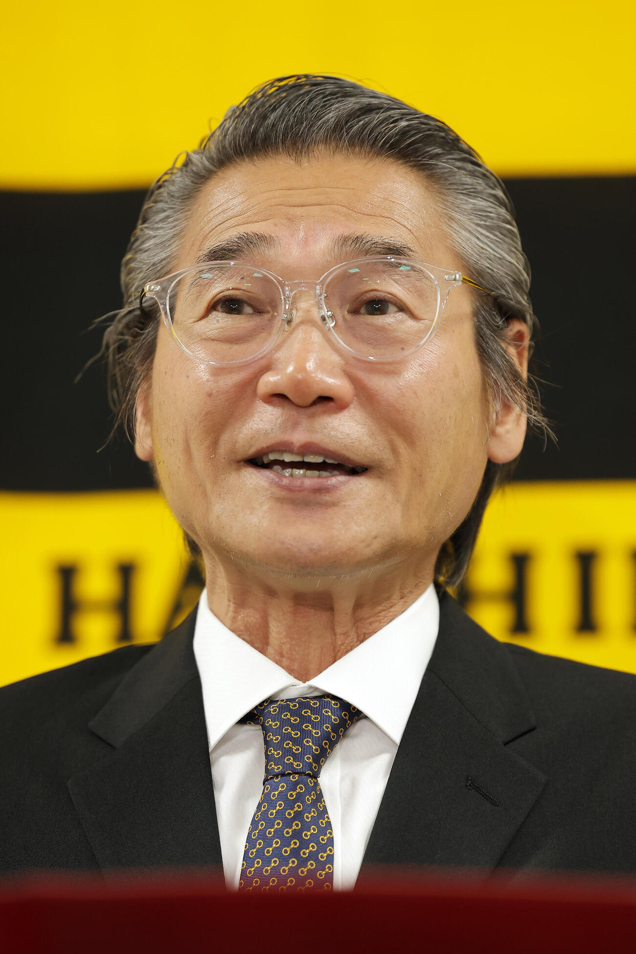 阪神佐藤輝明のポスティング移籍容認を発表する嶌村聡球団本部長（撮影・前田充）
